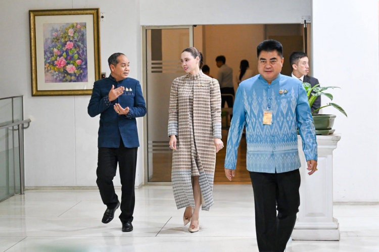 "รมว.ซาบีดา" นำทัพบูรณาการ 33หน่วยงาน แต่งชุดไทย ไปลอยกระทง