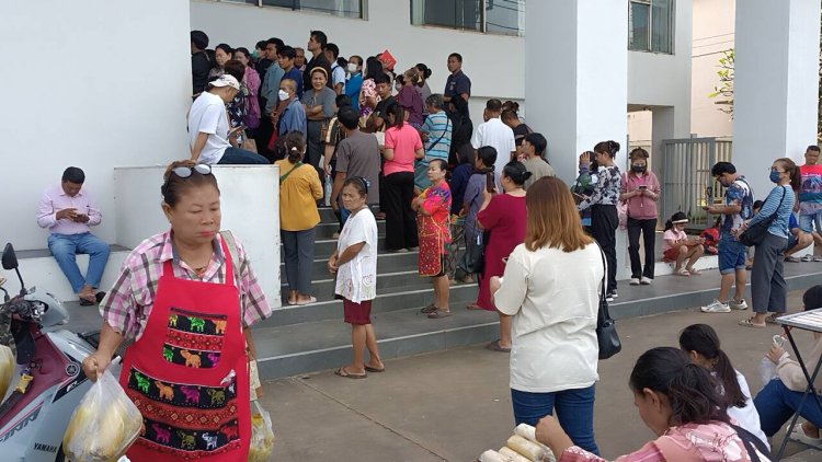 คนผิดหวังปราจีนฯแห่ลงทะเบียน“คนละครึ่งพลัส”แทนสิทธิว่าง คนแน่นนั่งหลับรอ
