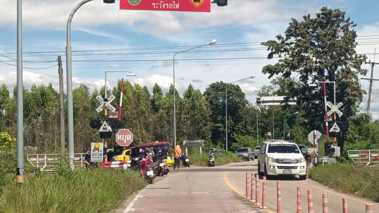 สลด!หนุ่มรีบกลับบ้านซิ่งจยย.ฝ่าแนวกั้นถูกรถไฟชนดับ