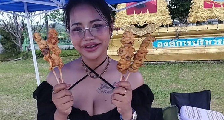 สาวอุทัยธานีสวยเซ็กซี่สู้ชีวิตขายปลาหมึกน้ำจิ้มรสเด็ดไม้ละ 10 บาท