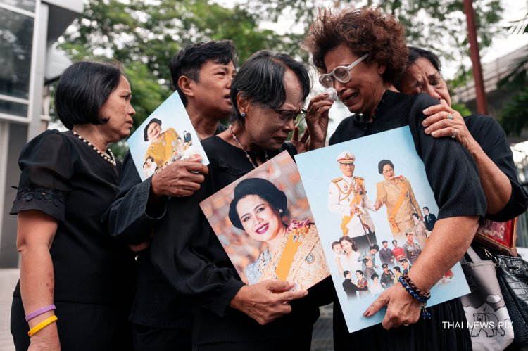 พสกนิกรร่ำให้ ถวายความอาลัยพระพันปีหลวง สวรรคต
