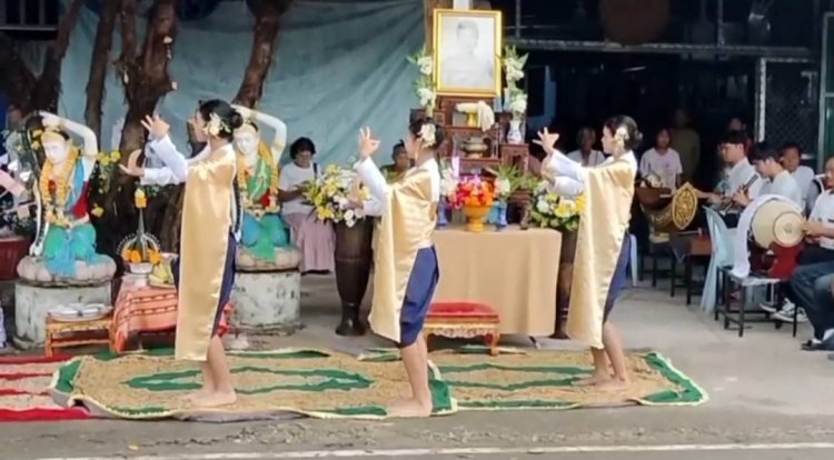 โศกเศร้า!!สูญเสียครั้งใหญ่ ชาวอุทัยธานีนักเรียนร่วมแสดงรำถวายแสดงดนตรีไทย ไว้อาลัยวางพวงมาลา พระพันปีหลวง