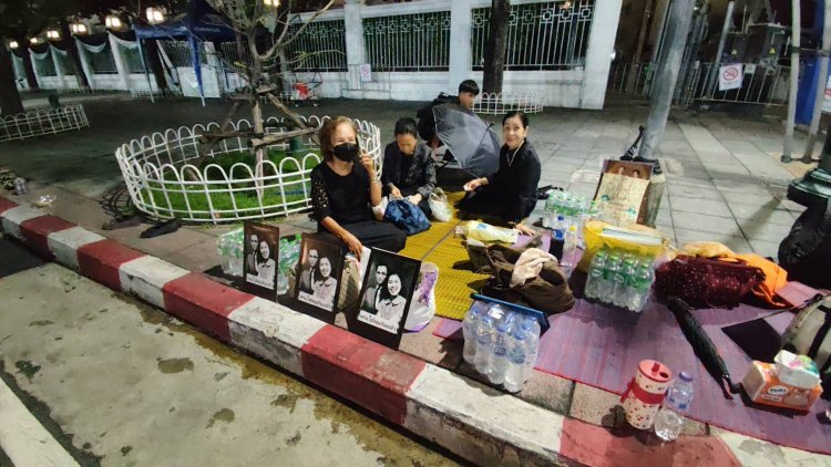 พสกนิกรทยอยเข้าพื้นที่ท้องสนามหลวงรอรับเสด็จขบวนเคลื่อนพระบรมศพ "พระพันปีหลวง"
