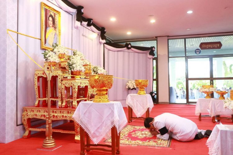พสกนิกรอำนาจเจริญ ร่วมถวายน้ำสรงพระบรมศพ สมเด็จพระพันปีหลวง