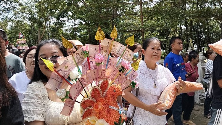 ศรัทธาล้น!ญาติโยมปราจีนฯพร้อมใจร่วมทอดกฐินหิน-ทรายถวายวัดเขาวงศ์ 40 ตัน