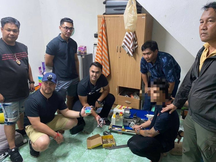 ตำรวจ ดส.บุกรวบหนุ่มวัย 26 ลอบผลิตปืนไทยประดิษฐ์ขายยึดของกลางเพียบ
