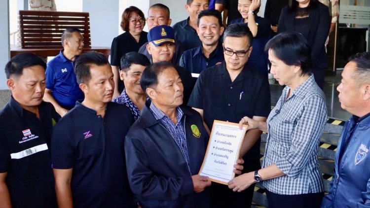 ชาวนาพิจิตรบุกศาลากลางยื่นข้อเรียกร้องวอนรัฐบาลช่วยพยุงราคาข้าวที่ตกต่ำขายได้แค่5พันบาท/ตัน