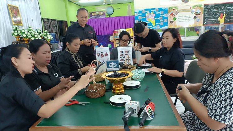 ศูนย์ส่งเสริมการเรียนรู้ปราจีนบุรี สอนทำริบบิ้นสีดำไว้อาลัยพระพันปีหลวง