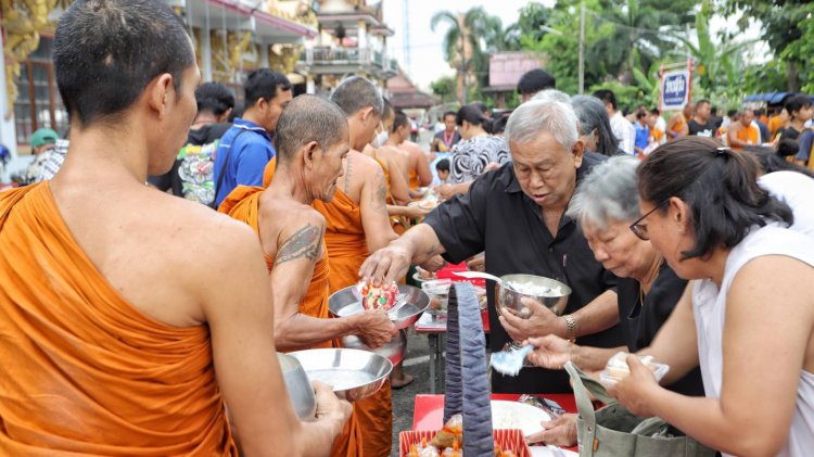 ประชาชนชาวบางพูด ตักบาตรพระร้อยรูปถวายเป็นพระราชกุศล แด่ “สมเด็จพระพันปีหลวง”