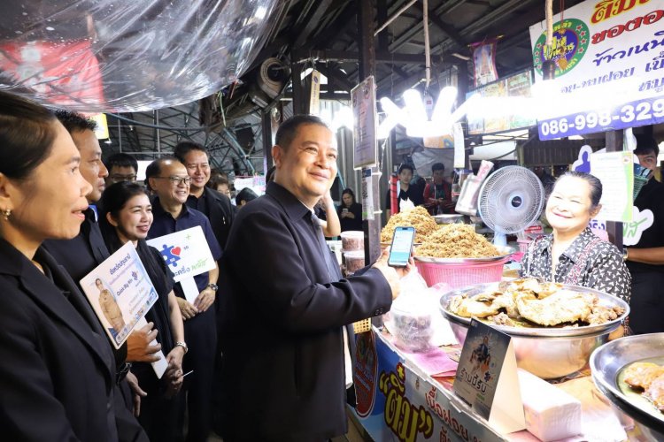 ผู้ว่าฯปทุม สำรวจตลาด “คนละครึ่งพลัส” วันแรกคึกคัก ทั้งคนซื้อคนขาย