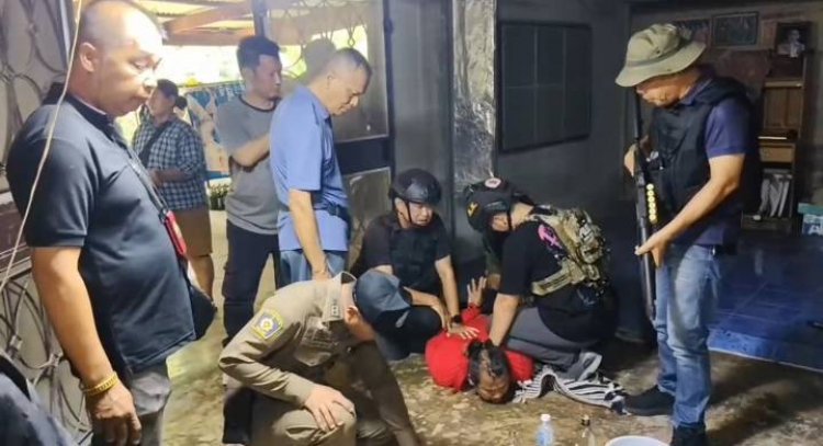 ระทึก!ตำรวจทัพทันสยบหนุ่มเมายาบ้าคลั่งอาละวาดหนักภายในบ้านพัก