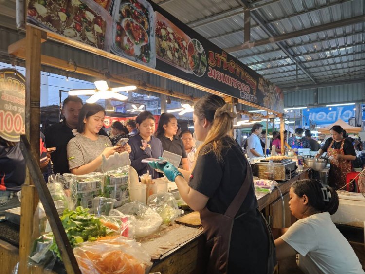 ตลาดนัดคนเดินสุดคึกคัก!คนปราจีนฯแห่สแกนซื้อสินค้าคนละครึ่งพลัส