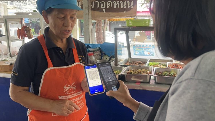 ชาวศรีสะเกษแห่สแกนซื้อสินค้าอุปโภคบริโภค "คนละครึ่งพลัส"กระตุ้นเศรษฐกิจชุมชน