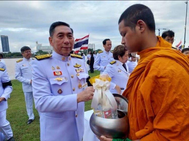 "ผศ.วราวุธ" ร่วมพิธีทำบุญตักบาตร เพื่ออุทิศถวายพระราชกุศลแด่สมเด็จพระพันปีหลวง