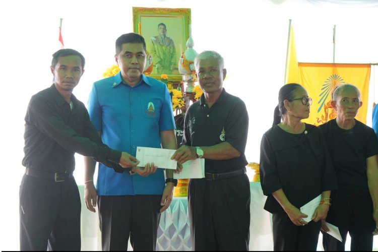 มอบเงินและสิ่งของพระราชทานแก่ครอบครัวผู้ประสบอัคคีภัยราษีไศล 3 หลัง