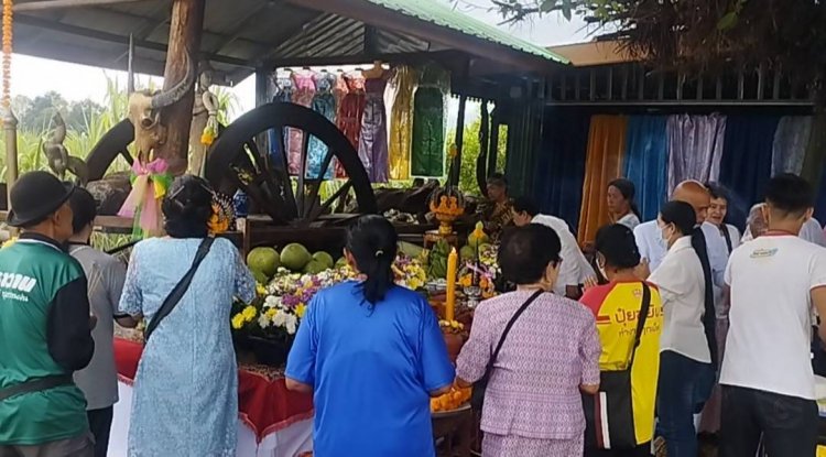 คอหวยอุทัยธานีแห่กราบไหว้เจ้าแม่รถเกวียนตะเคียนทองเก่าแก่ลุ้นเลขเด็ดเสี่ยงโชค