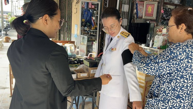 ติดโบว์ริบบิ้นสีดำ ปลอกแขนดำ กิ๊บติดรวบผม แสดงออกถึงการไว้อาลัยสมเด็จพระพันปีหลวง