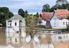ฝนตกหนักแม่น้ำสะแกกรังเอ่อล้นท่วมวัดโบราณ-ชุมชน เดือดร้อนหนัก