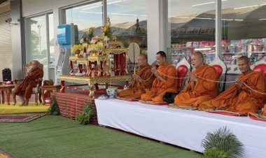 ชาวศรีสะเกษพร้อมใจทำบุญอุทิศส่วนบุญส่วนกุศลที่ร้านสะดวกซื้อ 7 ภายในปั๊มน้ำมัน ปตท. บ้านผือเหยื่อกระสุ่นเขมร