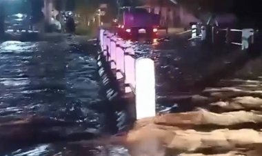 ฝนถล่มน้ำป่าไหลหลากทะลักท่วมคอสะพานอำเภอบ้านไร่ฉับพลัน