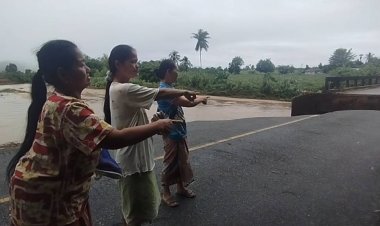 "สส.ชาดา"รุดช่วยคุณตาติดน้ำท่วมบ้านเรือนอำเภอลานสักออกไม่ได้