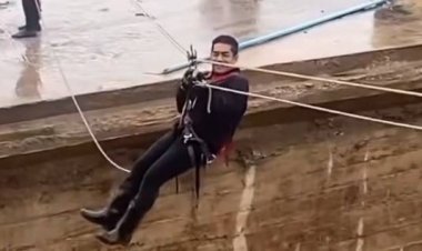 นายกอบต.-สจ.อุทัยธานี ลงมือเองโหนสลิงฝ่ากลางน้ำ ช่วยเหลือผู้ประสบภัย