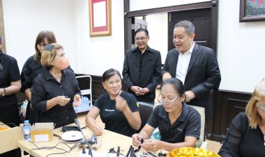 "ผู้ว่าปทุมฯ" ร่วมให้กำลังใจจิตอาสาทำริบบิ้นไว้อาลัยแด่สมเด็จพระพันปีหลวง