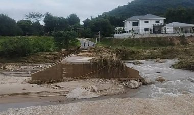 เปิดวินาทีชีวิต!สาวใหญ่ส่งพัสดุ!!ขับจยย.ฝ่าน้ำป่าซัดสะพานขาดจมดิ่งลงคลอง