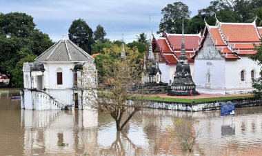 ฝนตกหนักแม่น้ำสะแกกรังเอ่อล้นท่วมวัดโบราณ-ชุมชน เดือดร้อนหนัก