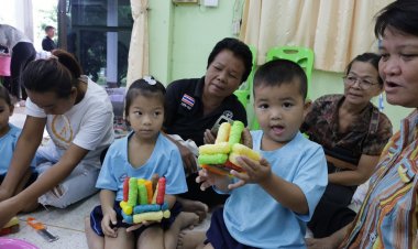 ศูนย์พัฒนาเด็กเล็ก อบต.นาฝาย นำเด็กฝึกทำกระทงใบตอง ลดค่าใช้จ่ายวันลอยกระทง