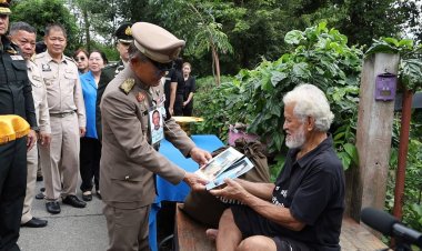 องคมนตรี มอบสิ่งของพระราชทาน แก่ผู้ประสบอุทกภัยอุทัยธานี