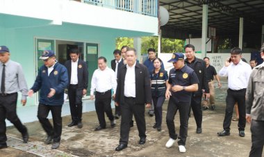 ผู้ว่าฯปทุมธานีรุดดูจุดน้ำทะลุถนนเข้าท่วมบ้านเรือนประชาชนกลางดึก