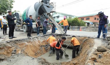 กรมทางหลวงเร่งอุดรอยรั่วหน้าโรงเรียนวัดเมตารางค์ สามโคก หลังน้ำทะลักเข้าท่วม