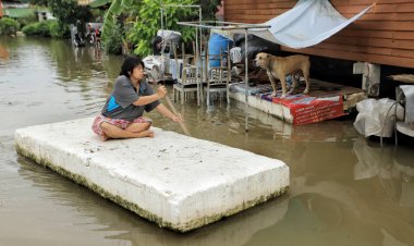 “ชุมชนหน้าวัดบางหลวง”ขอบคุณนายกแจ๊สแจกแพโฟมใช้เดินทางเข้าออกบ้านหลังจมบาดาลนาน3เดือน
