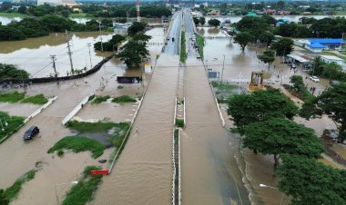 พนังป่าโมกแตก! น้ำเจ้าพระยาทะลักท่วมตลาดสูงกว่า 1 ม. รถจม–จราจรอัมพาต