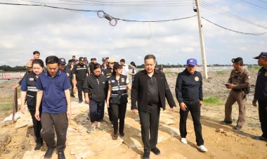 ผู้ว่าฯ ปทุมธานี ห่วงผู้ประสบภัยน้ำท่วมลุยเยี่ยม-มอบถุงยังชีพผู้ป่วยติดเตียง