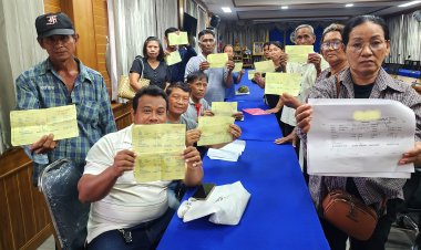 ชาวนาพิจิตรรวมตัวร้องทุกข์ขายข้าวเปลือกตั้งแต่ช่วงวันสงกรานต์จนถึงวันนี้ยังไม่ได้เงินส่อเค้าจะถูกฉ้อโกง