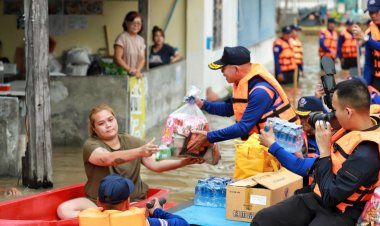 ผบ.ทสส.ลุยน้ำมอบถุงยังชีพ-เปิดครัวสนามแจกข้าวกล่องผู้ประสบอุทกภัยสามโคก