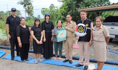 พช.ปทุมธานี ห่วงใยชาวบ้านลุย มอบสิ่งของช่วยเหลือผู้ประสบอุทกภัย