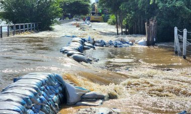 สิงห์บุรีอ่วม!คันกั้นน้ำแม่น้ำเจ้าพระยาพังทะลักท่วม 300 หลังคาเรือน