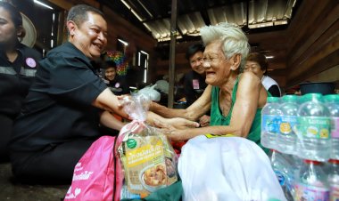 ไม่นิ่งดูดาย ! ผู้ว่าฯปทุมธานีรุดเยี่ยมยายตาบอดวัย 82 ปีน้ำท่วมอยู่เพียงลำพัง