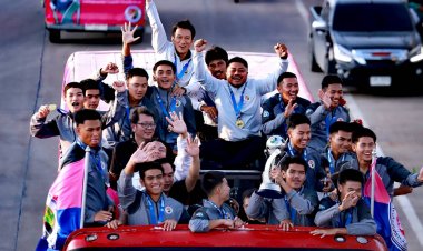 สร้างชื่อกระหึ่ม ชาวชัยนาท ร่วมแห่ฉลองแชมป์บอลให้ร.ร.อบจ.ชัยนาท