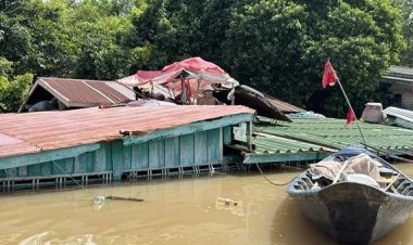 ไม่หนี ห่วงทรัพย์สิน คุณตาวัย 70 สู้ชีวิต นอนบนหลังคาบ้านกลางน้ำท่วม 4 เดือน