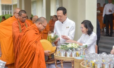 ศรีสะเกษทำบุญตักบาตรฉลองความรุ่งเรือง 243 ปี-น้อมถวายเป็นพระราชกุศลแด่พระพันปีหลวง