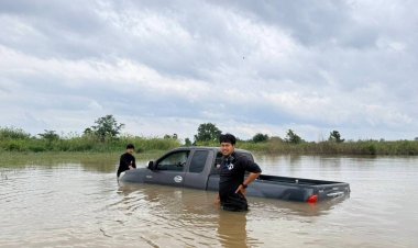 นาทีชีวิต!สาวฝืนขับรถฝ่ากระแสน้ำถูกซัดตกลงคลองต้องทุบกระจกหนีเอาชีวิตรอด
