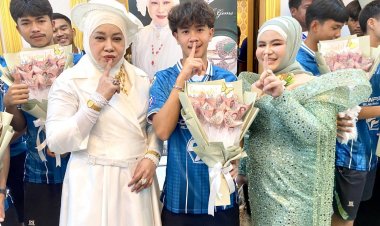 ร้านเพชร ซอบีระห์เจมส์ เปิดร้านเลี้ยงอาหารต้อนรับ ทีมฟุตบอลหมอนทองวิทยา