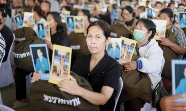 น้ำพระทัยจากในหลวงมอบสิ่งของพระราชทานแก่ผู้ประสบอุทกภัยพื้นที่จังหวัดปทุมธานี