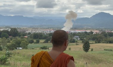 ชาวบ้าน-พระสงฆ์ อพยพหนีหลบภัยบนเนินเขาหลังทหารเมียนมาจ่อบึ้มตึกเคเคปาร์ค
