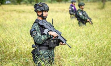 กำลังพลถือปืนอารักขาลงแขกช่วยเกษตรกรบ้านหนองหญ้าแก้วเกี่ยวข้าว