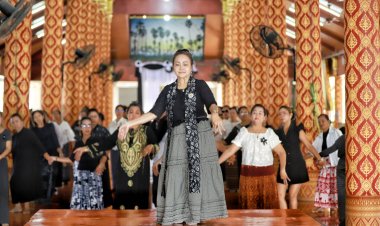 ชาวมอญปทุมฯรวมใจฝึกซ้อมรำมอญถวายความอาลัย”พระพันปีหลวง”ในงาน”วันพ่อคิดถึงแม่”